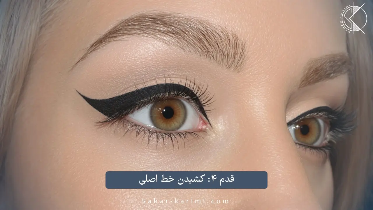 چشمی با خط چشم مشکی بال‌دار صاف و متقارن، با آرایش طبیعی.